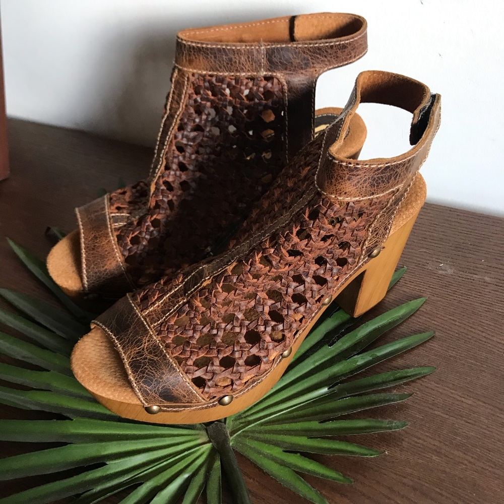 Sbicca vintage Caged Genuine Leather Clogs